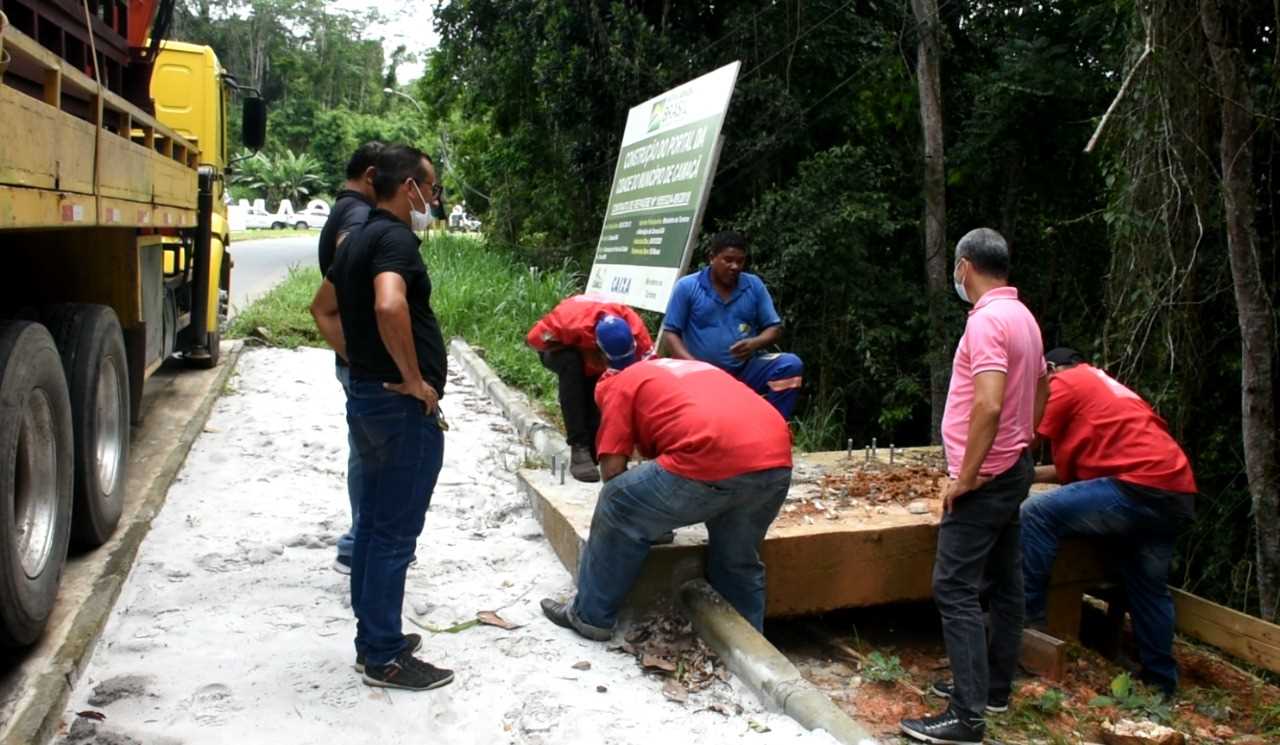 Camacã: Prefeito Paulo do Gás acompanha mais uma etapa da instalação do Portal na entrada da cidade

